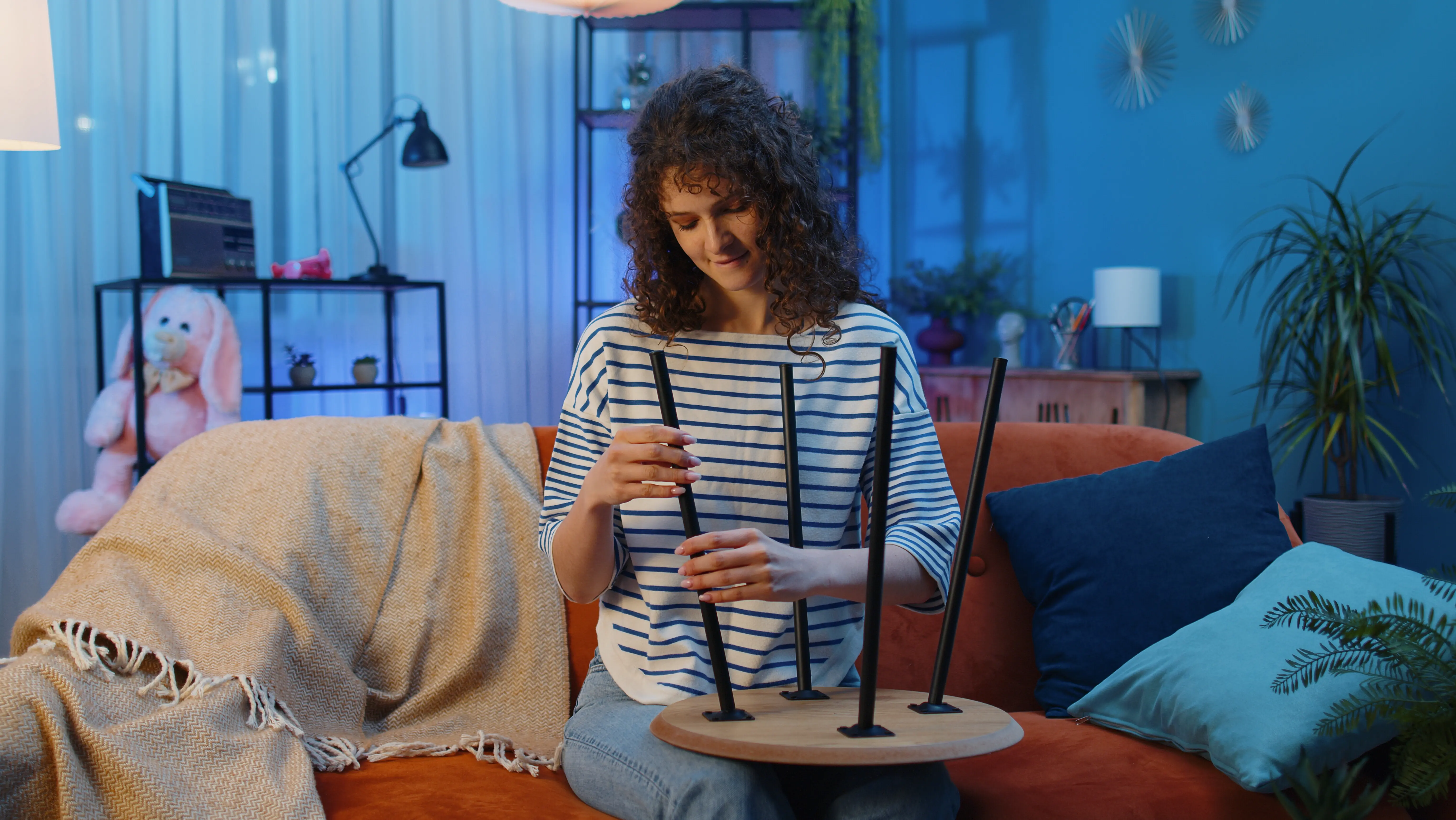 Porträt einer jungen Frau, die zu Hause auf dem Sofa sitzt.