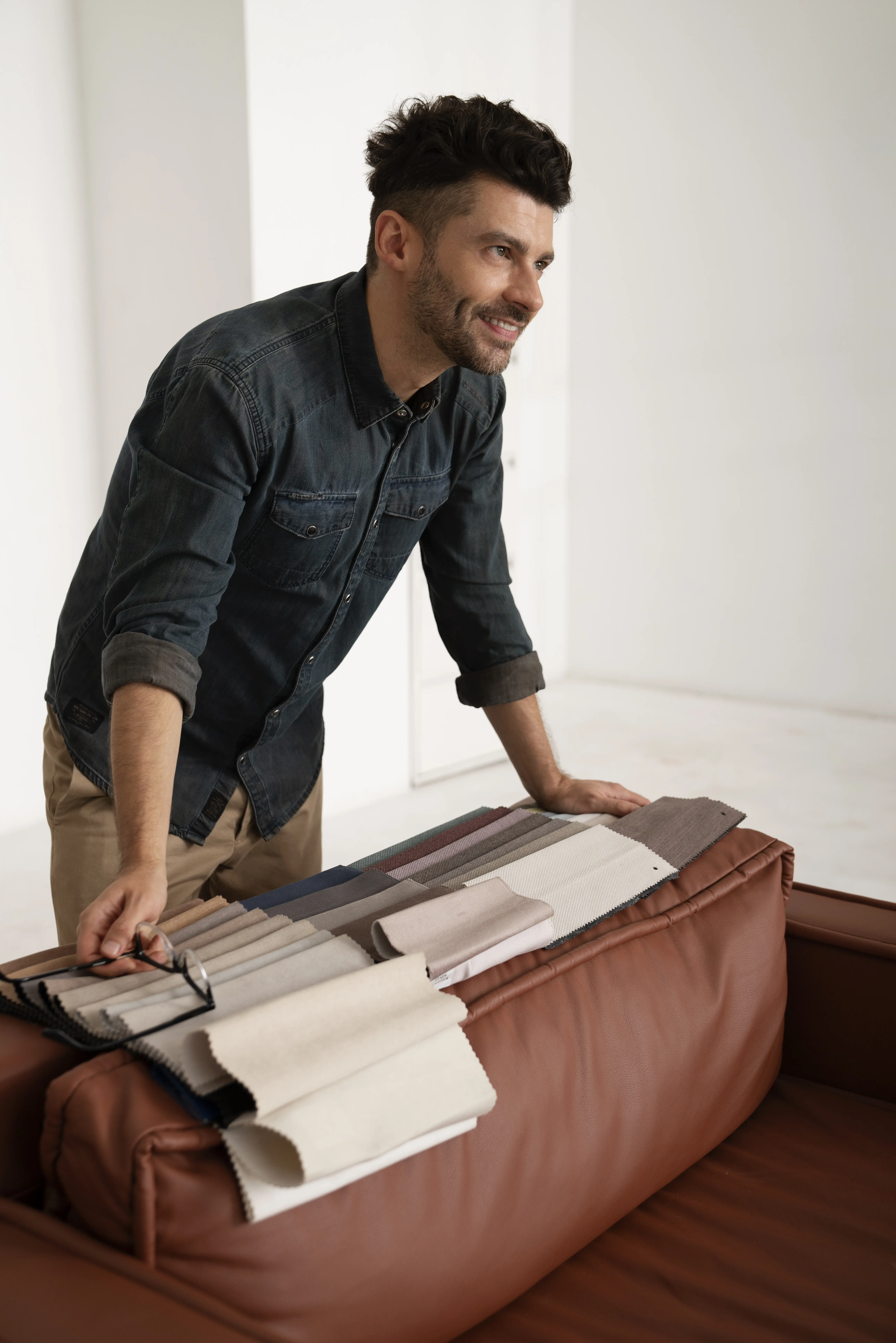 Seitenansicht eines Mannes, der an einem Designprojekt arbeitet.